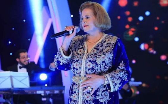 maroc la chanteuse populaire khadija el bidaouia tire sa reverence